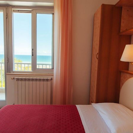 Hotel Perrozzi Vasto Oda fotoğraf